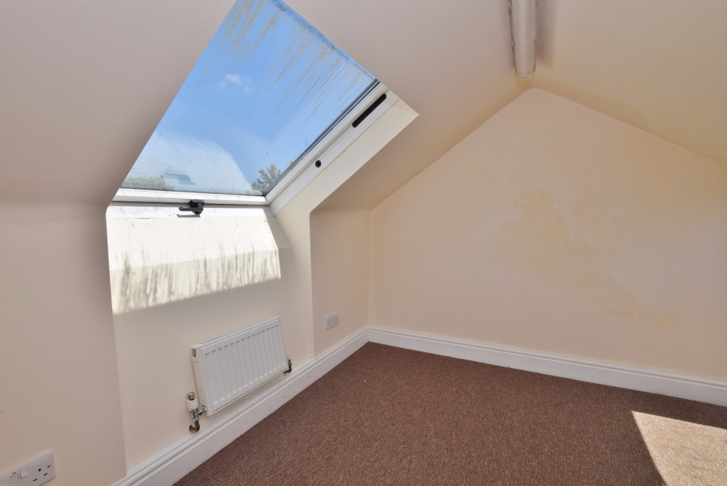3 bed terraced house to rent in Beaver Road, Ashford 7