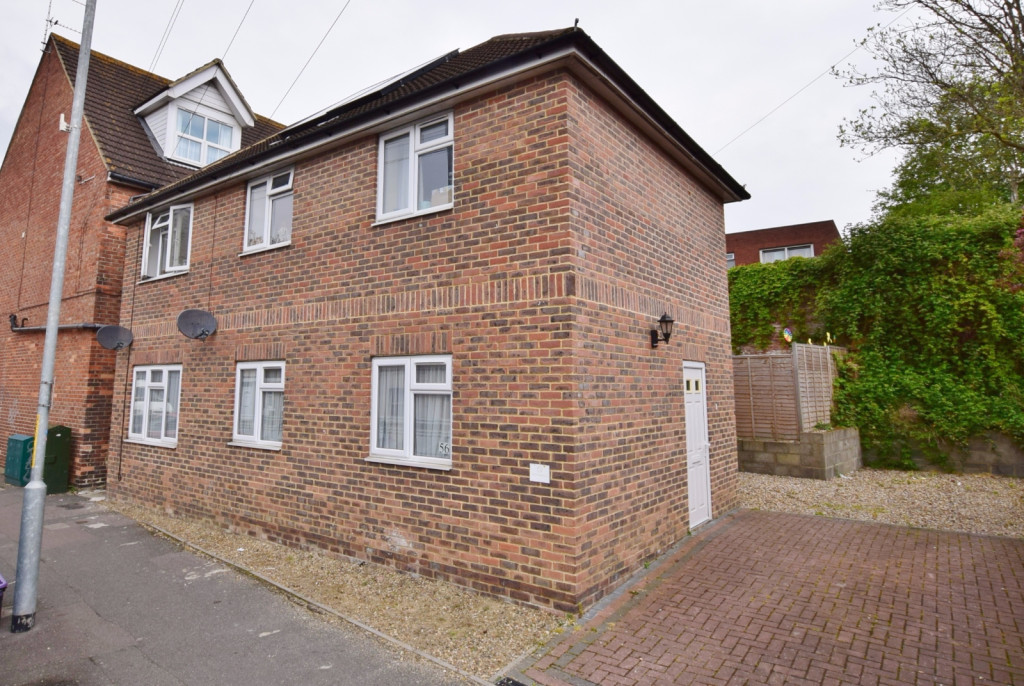 2 bed flat to rent in Bradstone Avenue, Folkestone - Property Image 1
