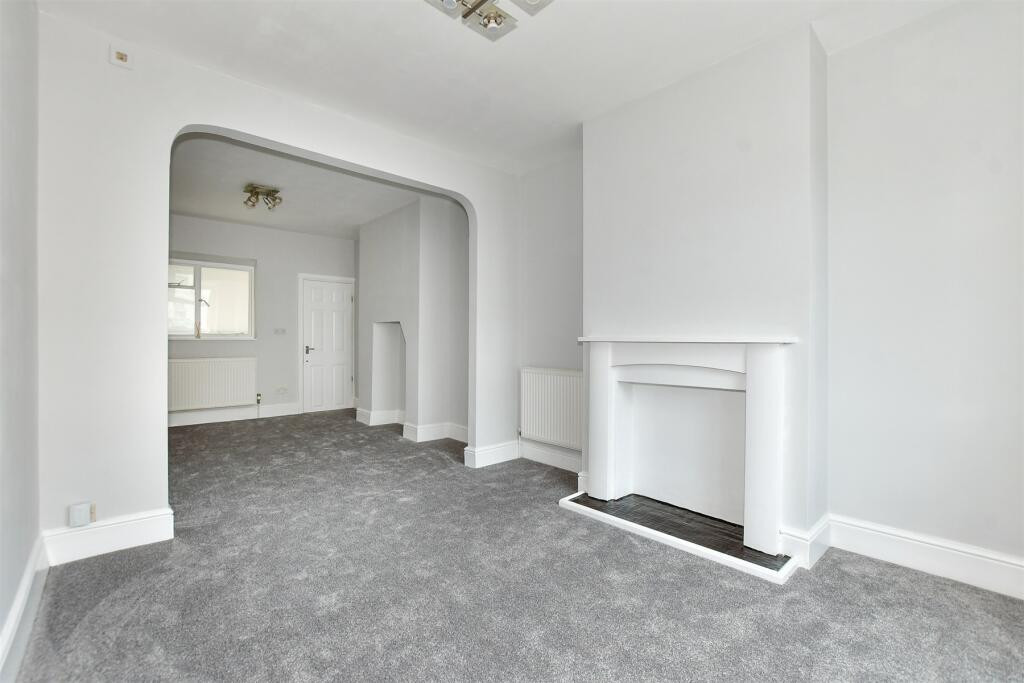 3 bed terraced house to rent in Greenfield Road, Folkestone  - Property Image 2