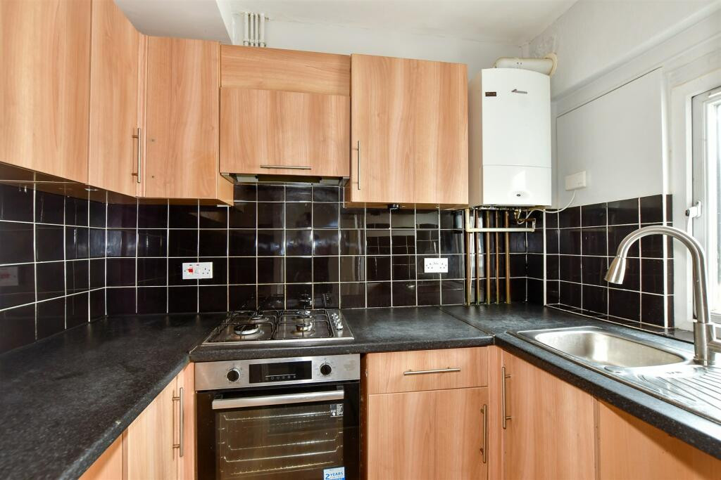 3 bed terraced house to rent in Greenfield Road, Folkestone  - Property Image 6