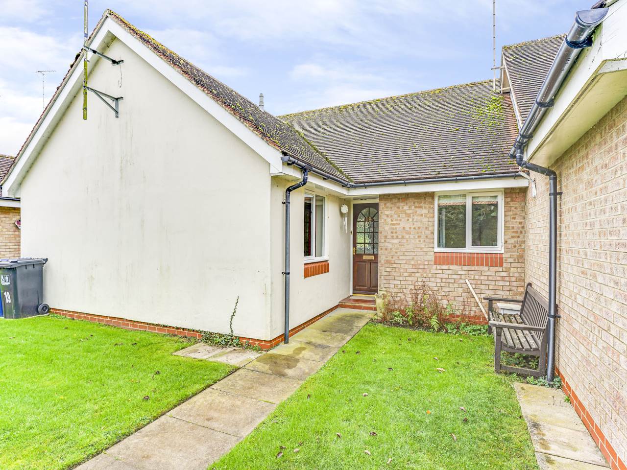 2 bed terraced bungalow for sale in Dovehouse Close, Linton  - Property Image 2