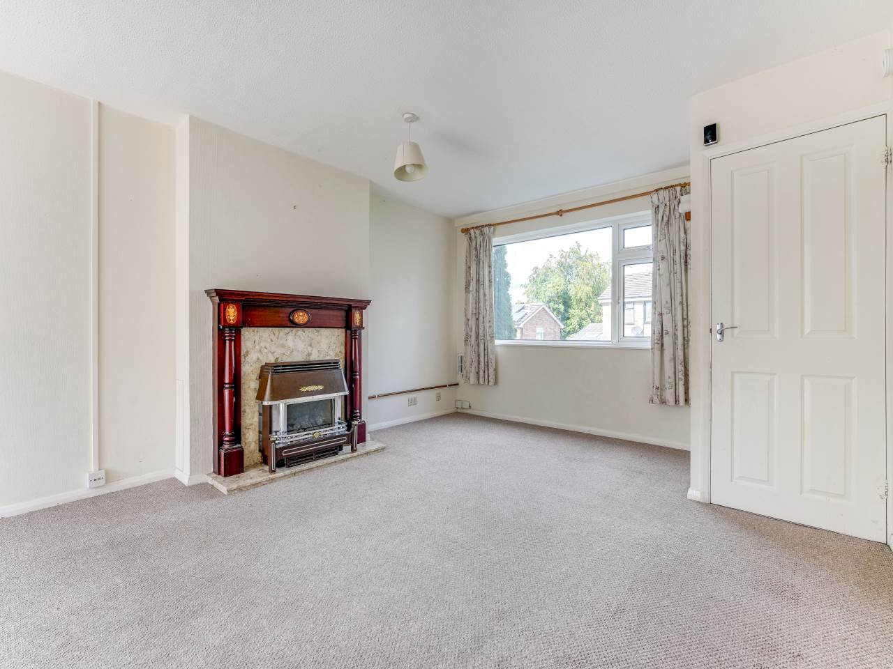 3 bed semi-detached house for sale in Lingfield Road, Royston  - Property Image 2
