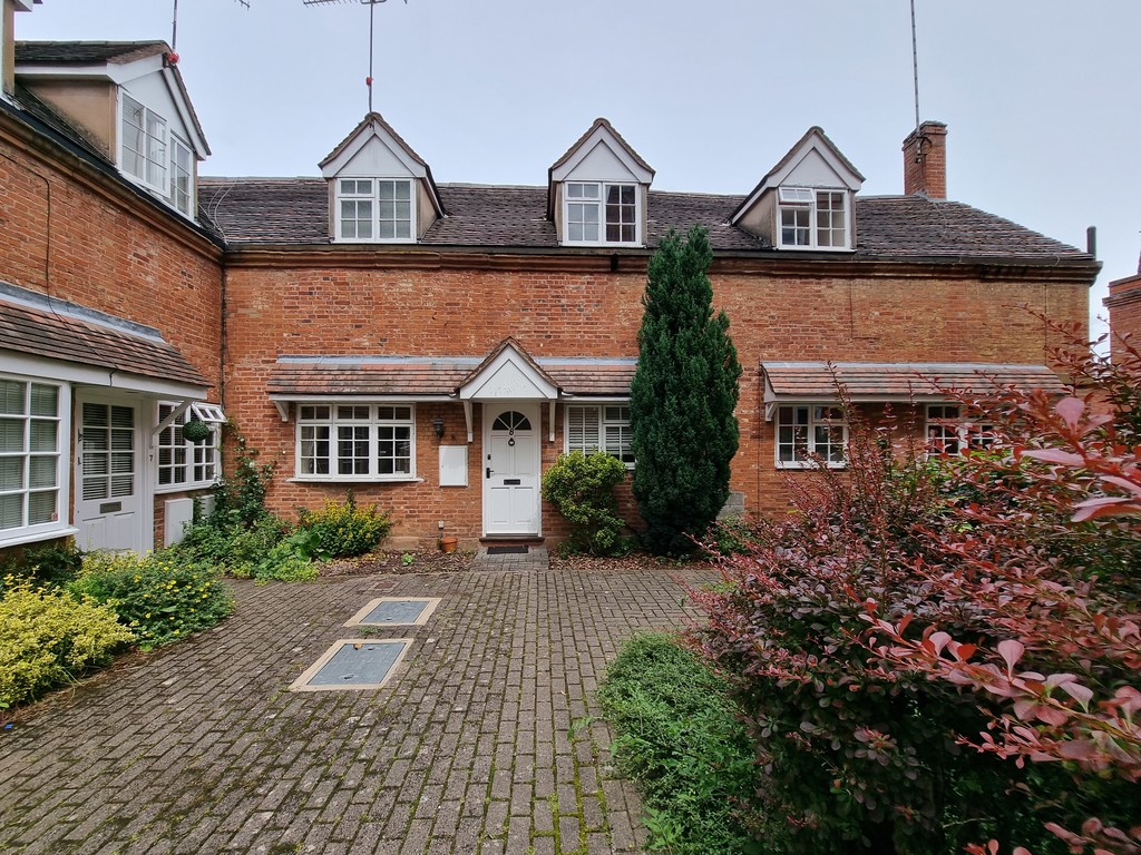 Beautiful 2 bedroom Coach House | Located in the Old Town of Kenilworth |  Close to local amenities, Kenilworth Castle and great pubs/restaurants | Modern kitchen with white goods included | Good sized lounge with character beams | Parking | Gas central heating | Unfurnished | Available 10th August 2022