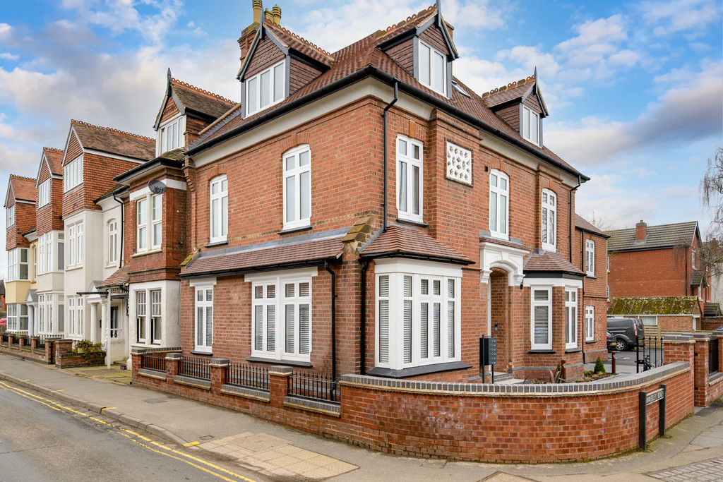 1 bed apartment to rent in Waverley Road, Kenilworth 0