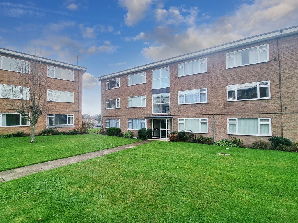 Two bedroom top floor apartment | Short walk into Leamington town centre | Close to bus routes and local amenities | Garage included | Kitchen with white goods included | Two double bedrooms | Bathroom with shower over bath | Double glazing | Furnished | Available 29th December 2021