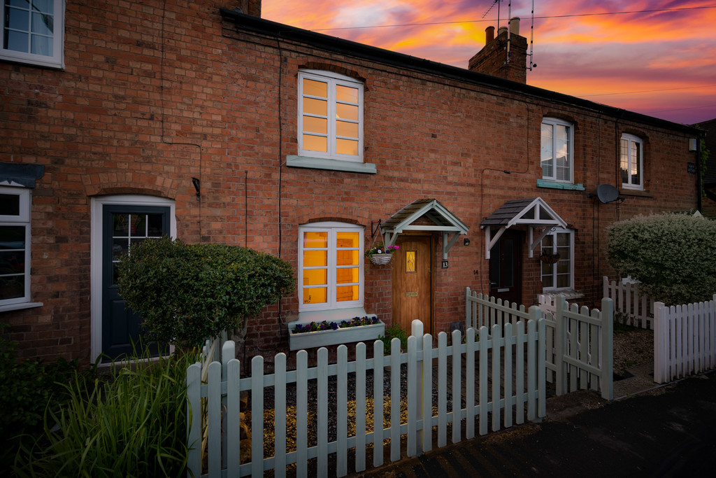 This 2 Double Bedroom Cottage is located on School Lane the heart of Kenilworth just off Bridge Street that boarders The famous Abbey Fields...  Surround by local amenities the choice really is yours, if you’re looking for a spot of lunch or a nice cold beer you have plenty of chooses right on your doorstep...
