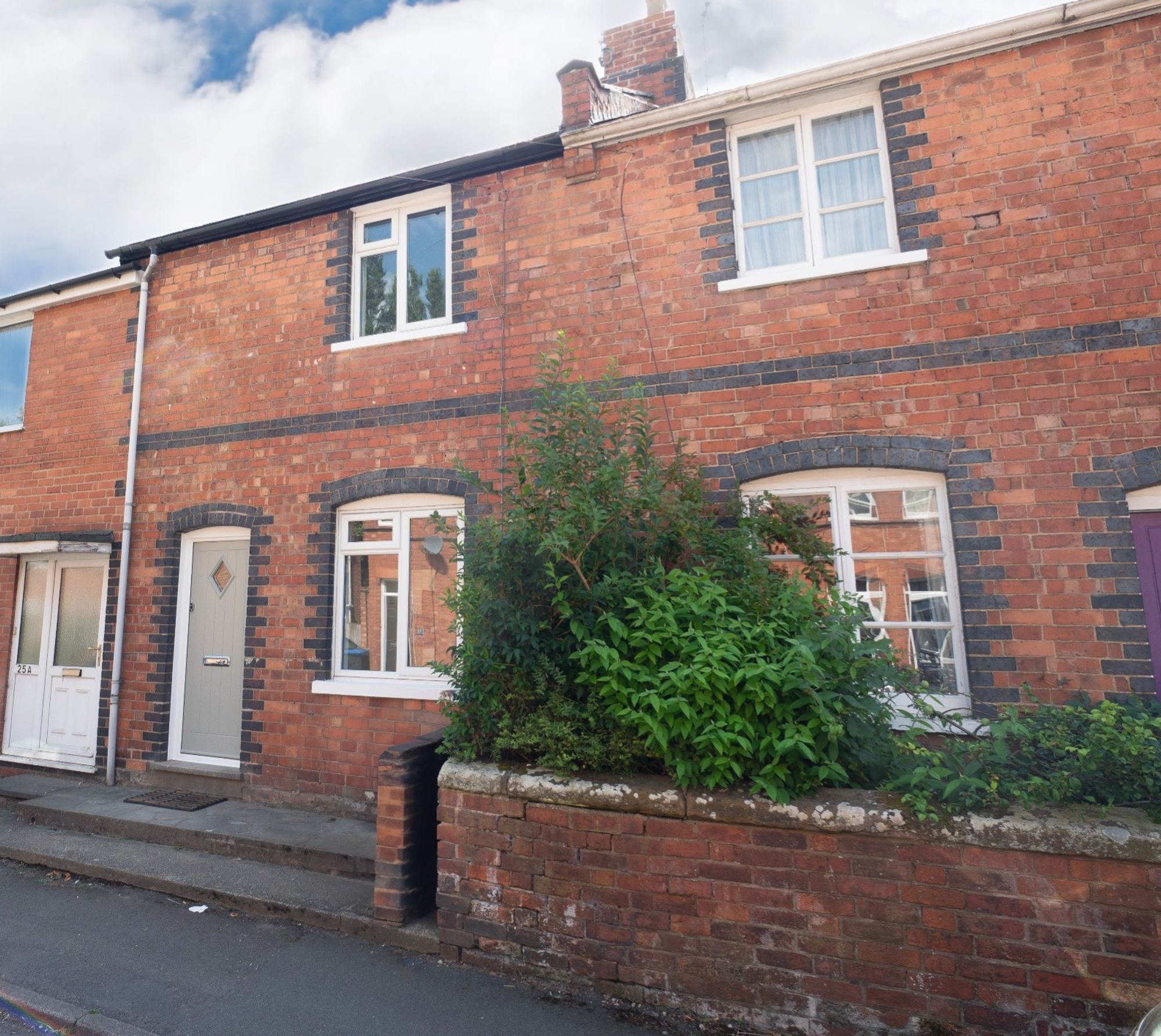 2 bed mid-terraced house to rent in St. Johns Street, Kenilworth  - Property Image 1