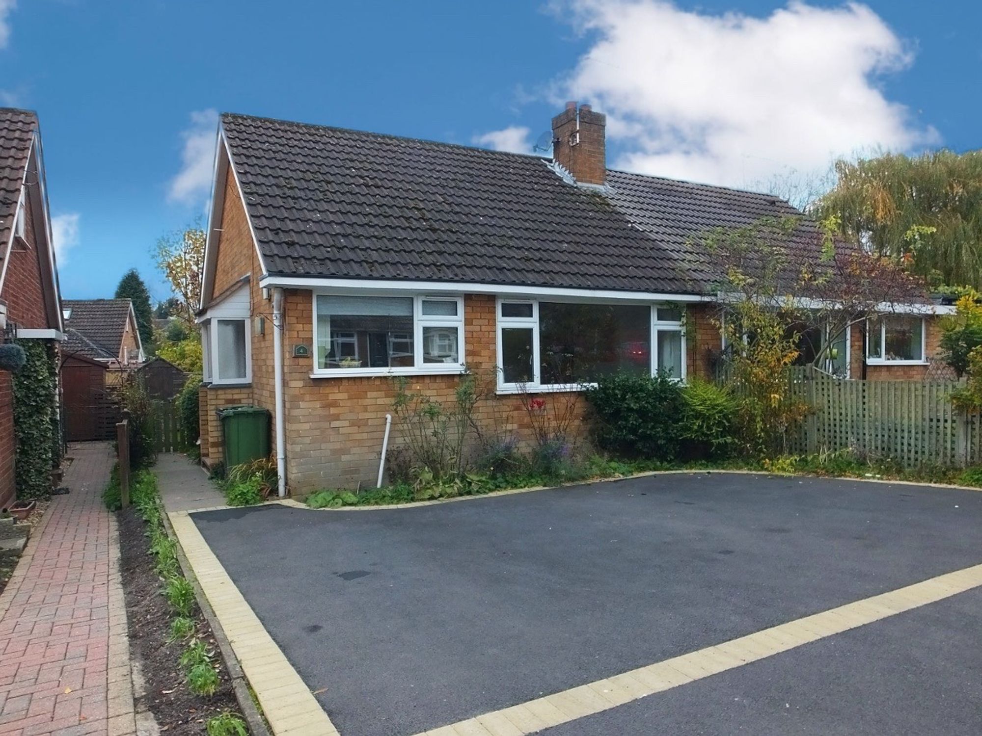 2 bed bungalow to rent in Cherry Way, Kenilworth  - Property Image 1