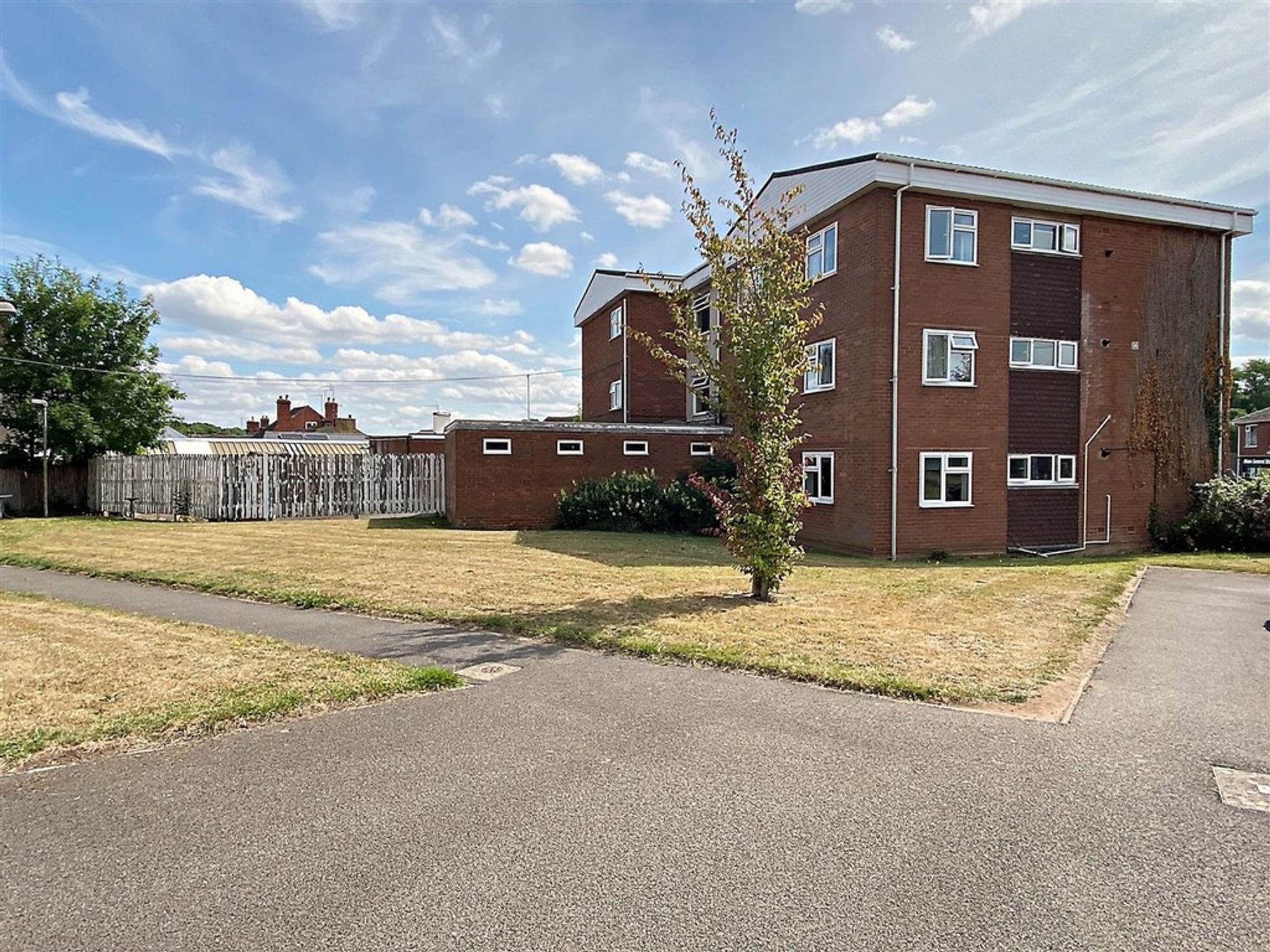 2 bed flat to rent in Albion Street, Kenilworth  - Property Image 1