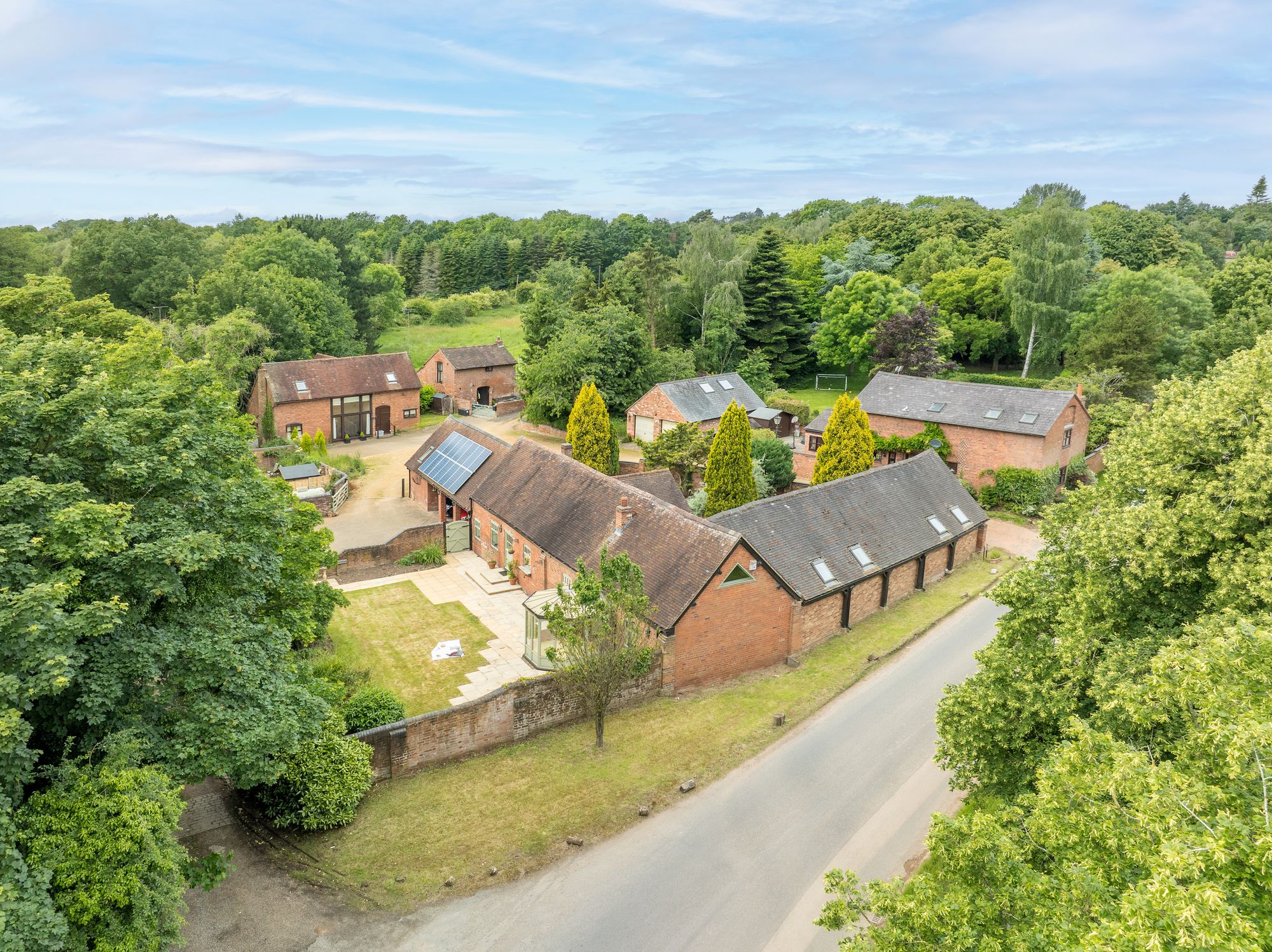 4 bed barn conversion for sale in Crewe Lane, Kenilworth  - Property Image 1