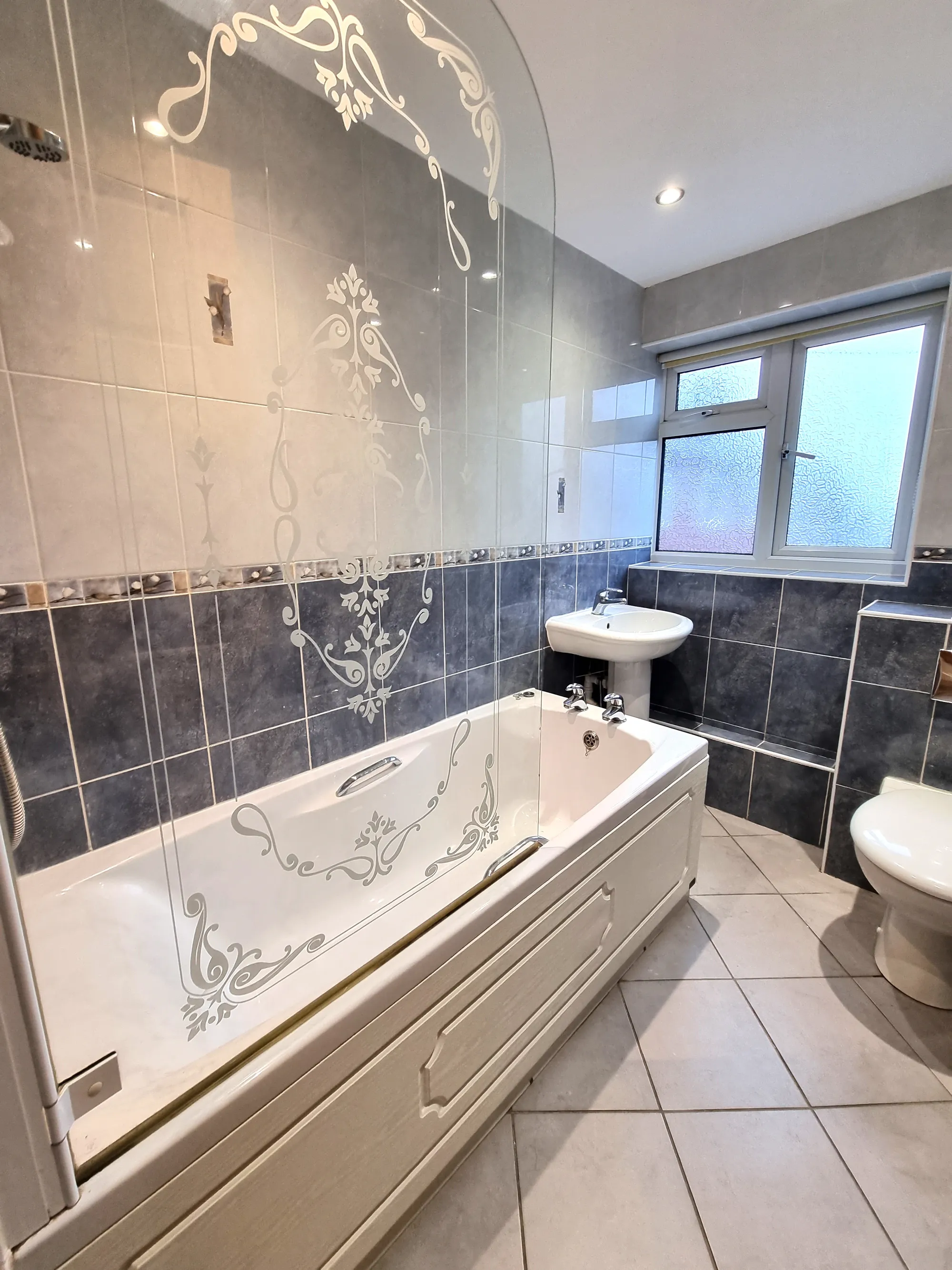 3 bed apartment to rent in Holmewood Close, Kenilworth  - Property Image 5