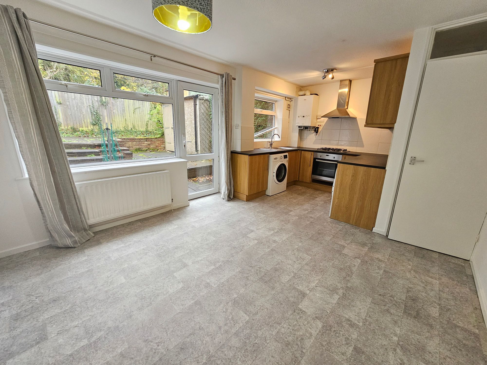 3 bed mid-terraced house to rent in Redfern Avenue, Kenilworth  - Property Image 2