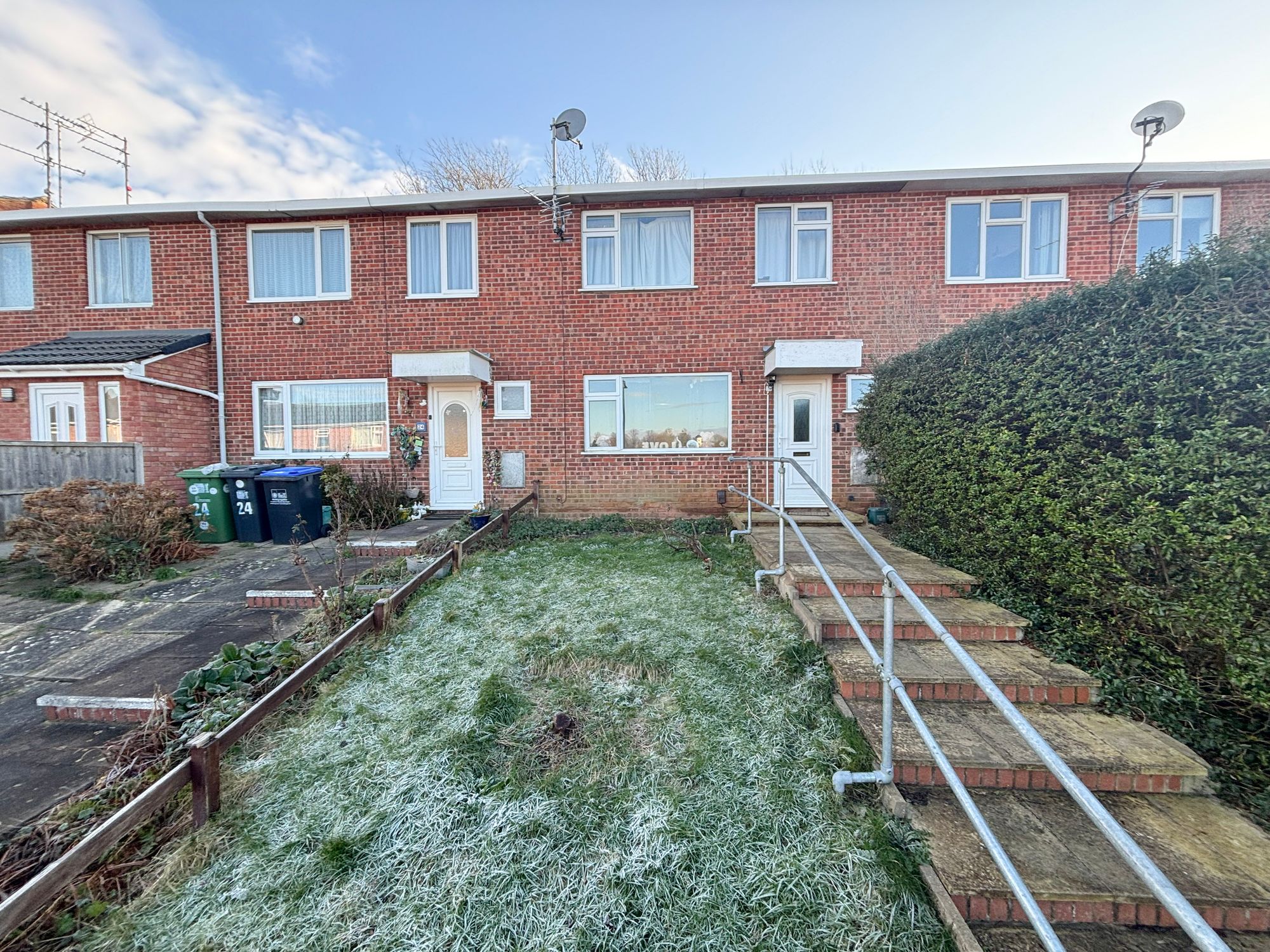 3 bed mid-terraced house to rent in Redfern Avenue, Kenilworth  - Property Image 1