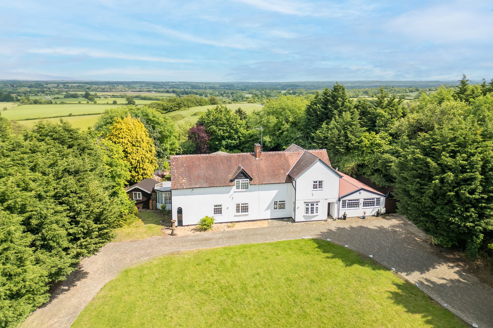 5 bed house for sale in Stratford Road, Warwick  - Property Image 1