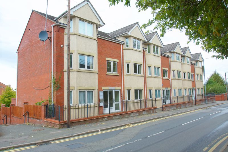 2 bed flat for sale in Hewell Road, Redditch - Property Image 1
