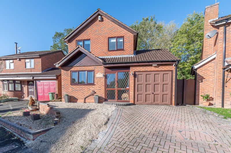 <br/><br/><p>A well-presented detached family home, boasting three bedrooms and an open plan living space, well placed on a private plot in Oakenshaw South, Redditch.</p><p>The ground floor accommodation comprises: Entrance porch and hallway with stairs leading to the first-floor landing, open plan fitted kitchen/dining room providing an integrated dishwasher, 5 ring gas cooker, sink, and a freestanding fridge freezer, spacious lounge with a feature fireplace, conservatory with a view and access to the rear garden, a guest WC/cloakroom and the utility room with space for freestanding appliances and access to the rear garden.</p><p>The first-floor landing establishes: Master bedroom with fitted wardrobe space and a handy en-suite shower room, double bedroom two, good-sized bedroom three with a view to the rear garden, and the family bathroom providing a bath with overhead shower, sink and WC.</p><p>Outside to the rear is a private garden with an initial patio area, steps up to a recently fitted decking currently used as a covered hot tub area, steps up to a well-maintained lawn and a further decked area perfect for garden furniture and entertaining. To the front of the property is a private block paved driveway providing off-road parking for two cars along with access to the attached single garage.</p><p>Furthermore, the property benefits from three separate loft spaces, front and rear outdoor taps, and electrics in the attached garage.</p><p><span >Well placed in the sought-after location of Oakenshaw South, the property benefits from being close to countryside walks and has easy access to an assortment of local amenities, well-regarded schools, and Redditch Town Centre, providing train and bus links. The property is also well located for national motorway links (M42 & M5).</span></p>