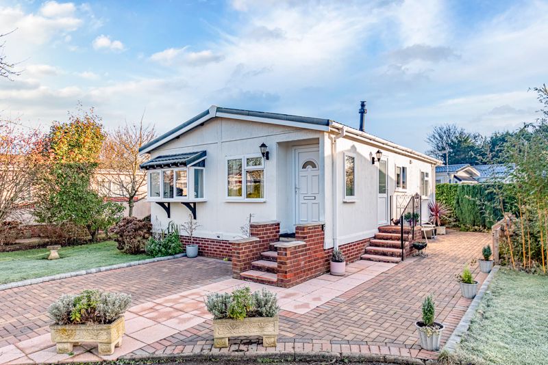 2 bed bungalow for sale in Woodcot Park, Stratford-Upon-Avon, CV37