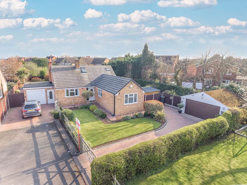 4 bed bungalow for sale in Morgan Close, Studley, B80 