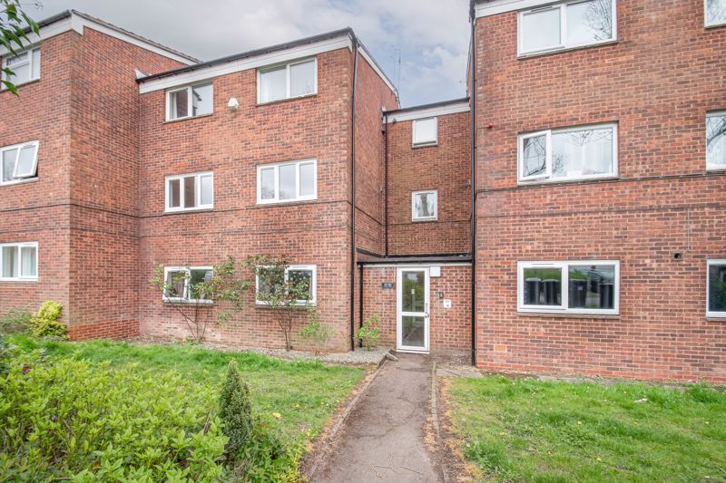 2 bed flat to rent in Leysters Close, Redditch, B98 