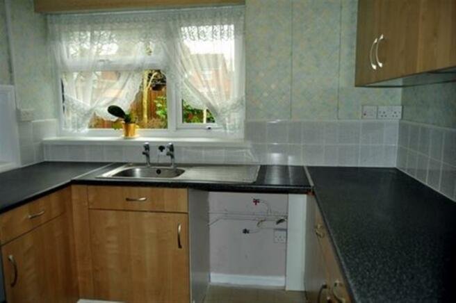 3 bed house to rent in Moat Drive, Halesowen 2