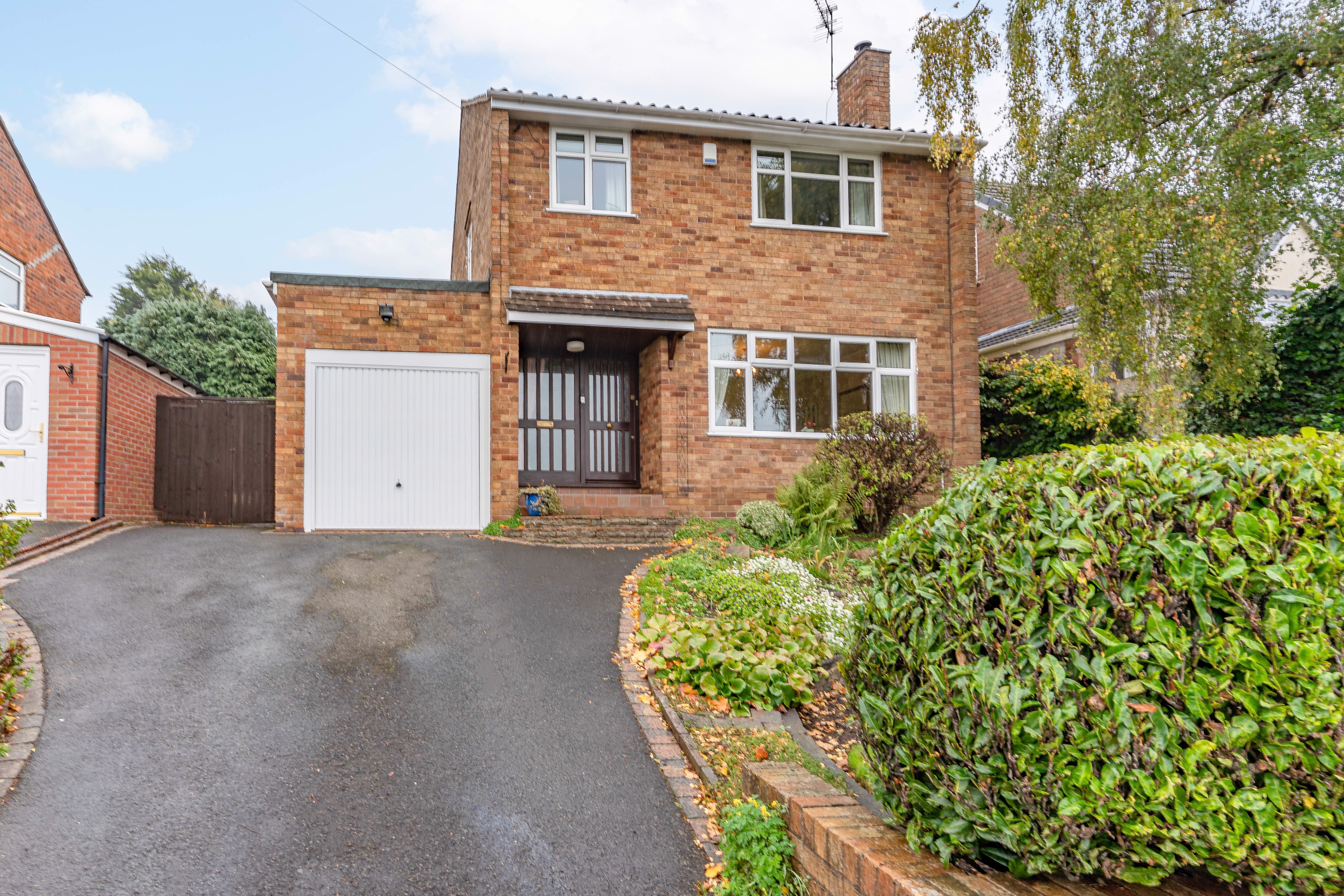 3 bed house for sale in Oakfield Avenue, Kingswinford  - Property Image 1