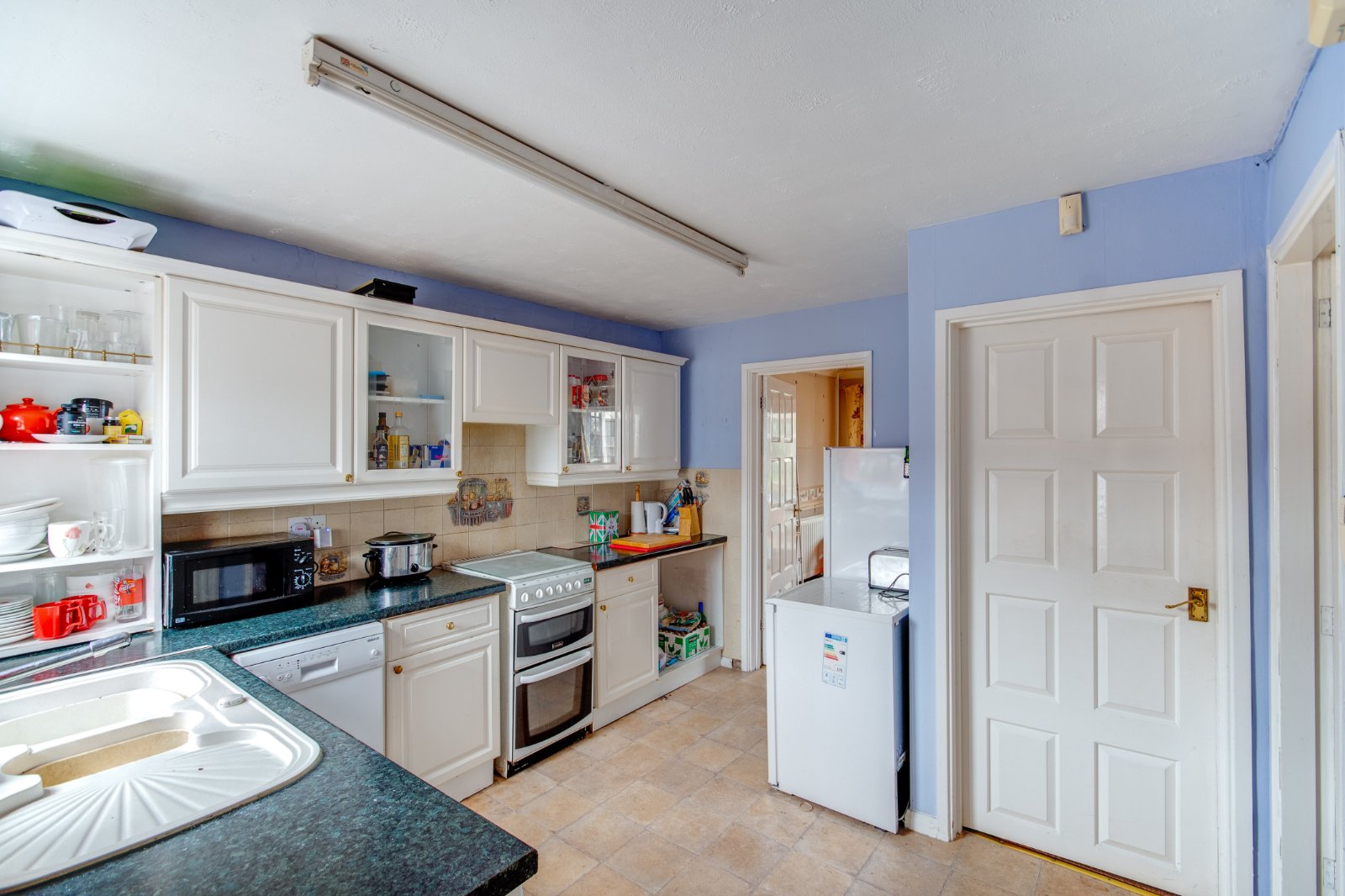 3 bed house for sale in Avondale Close, Kingswinford  - Property Image 2