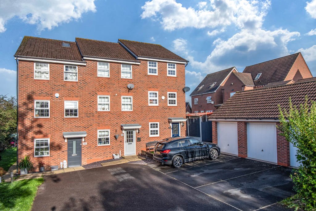 4 bed house for sale in Royal Worcester Crescent, Bromsgrove, B60