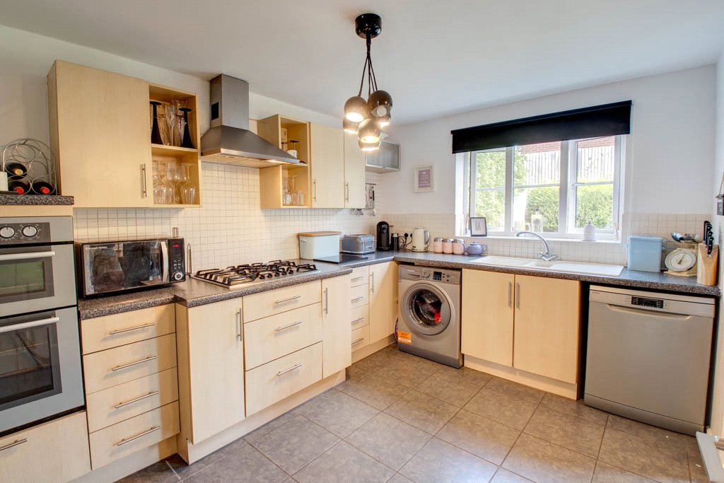 4 bed house for sale in Garrick Road, Bromsgrove 5
