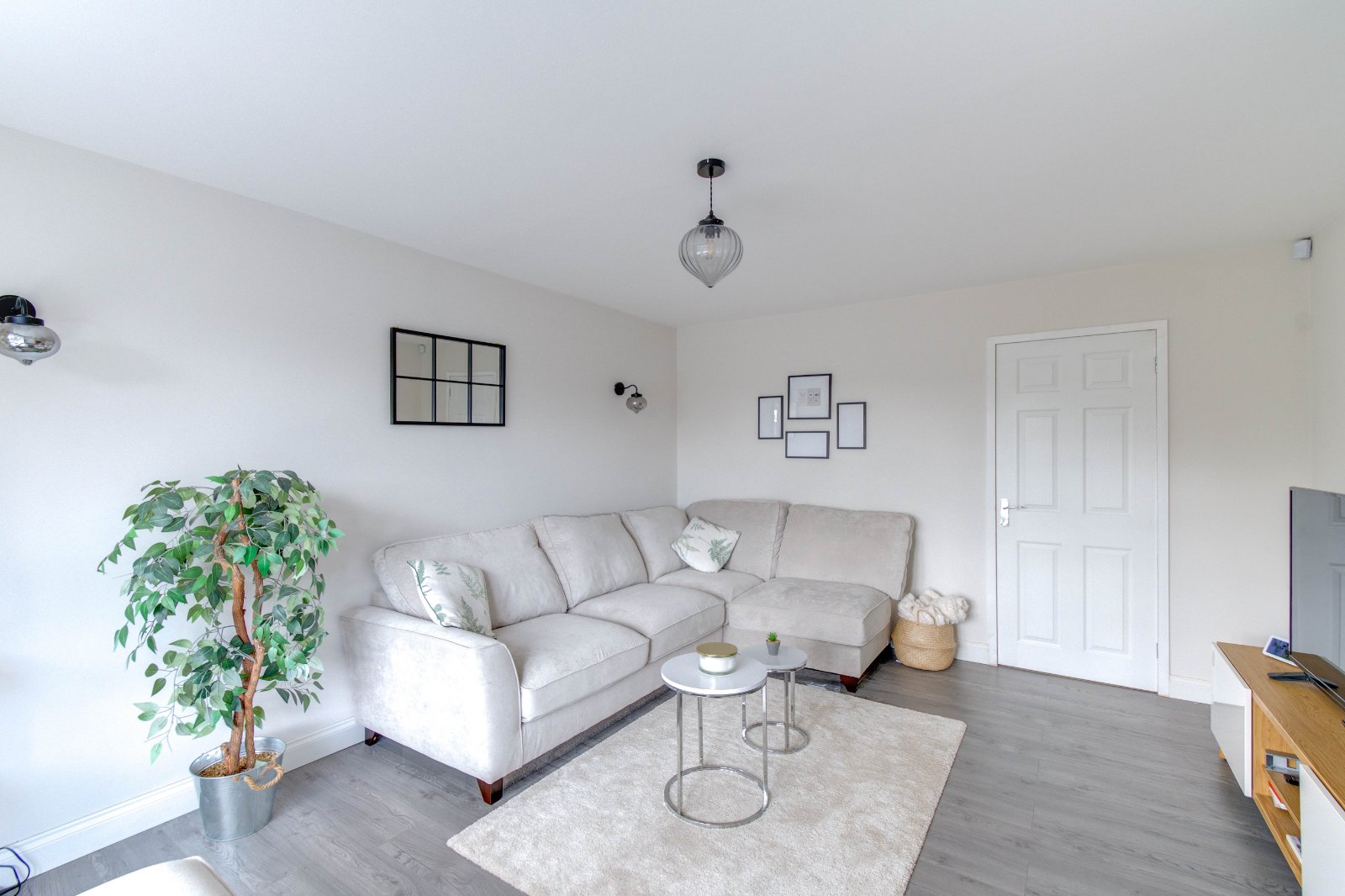 3 bed house for sale in Ledbury Close, Redditch 2