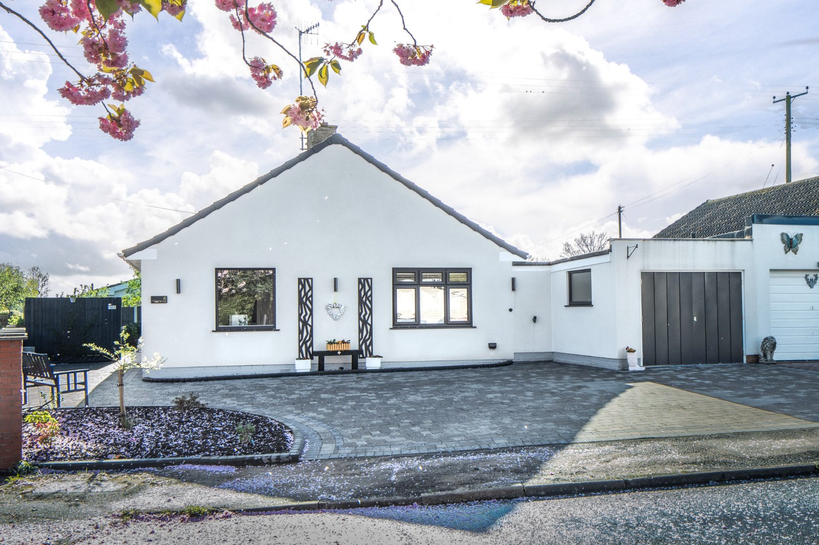 2 bed bungalow for sale in Checketts Close, Pinvin - Property Image 1