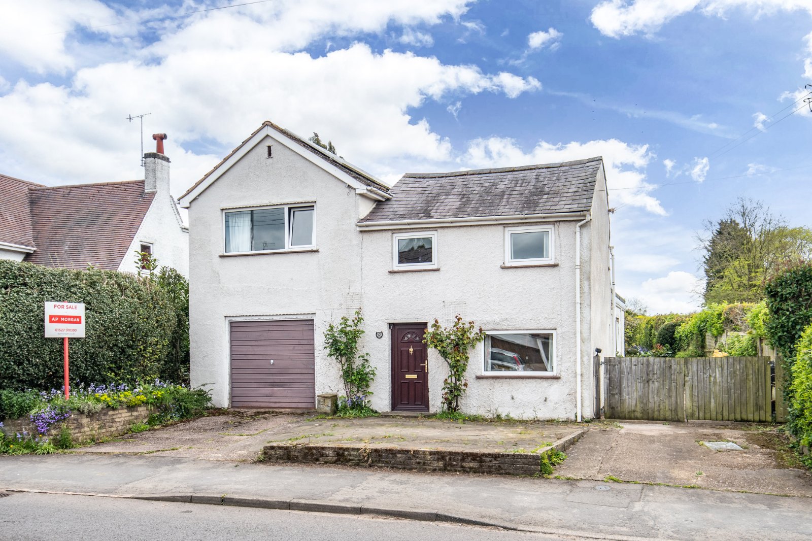 4 bed cottage for sale in Meadow Road, Catshill  - Property Image 1