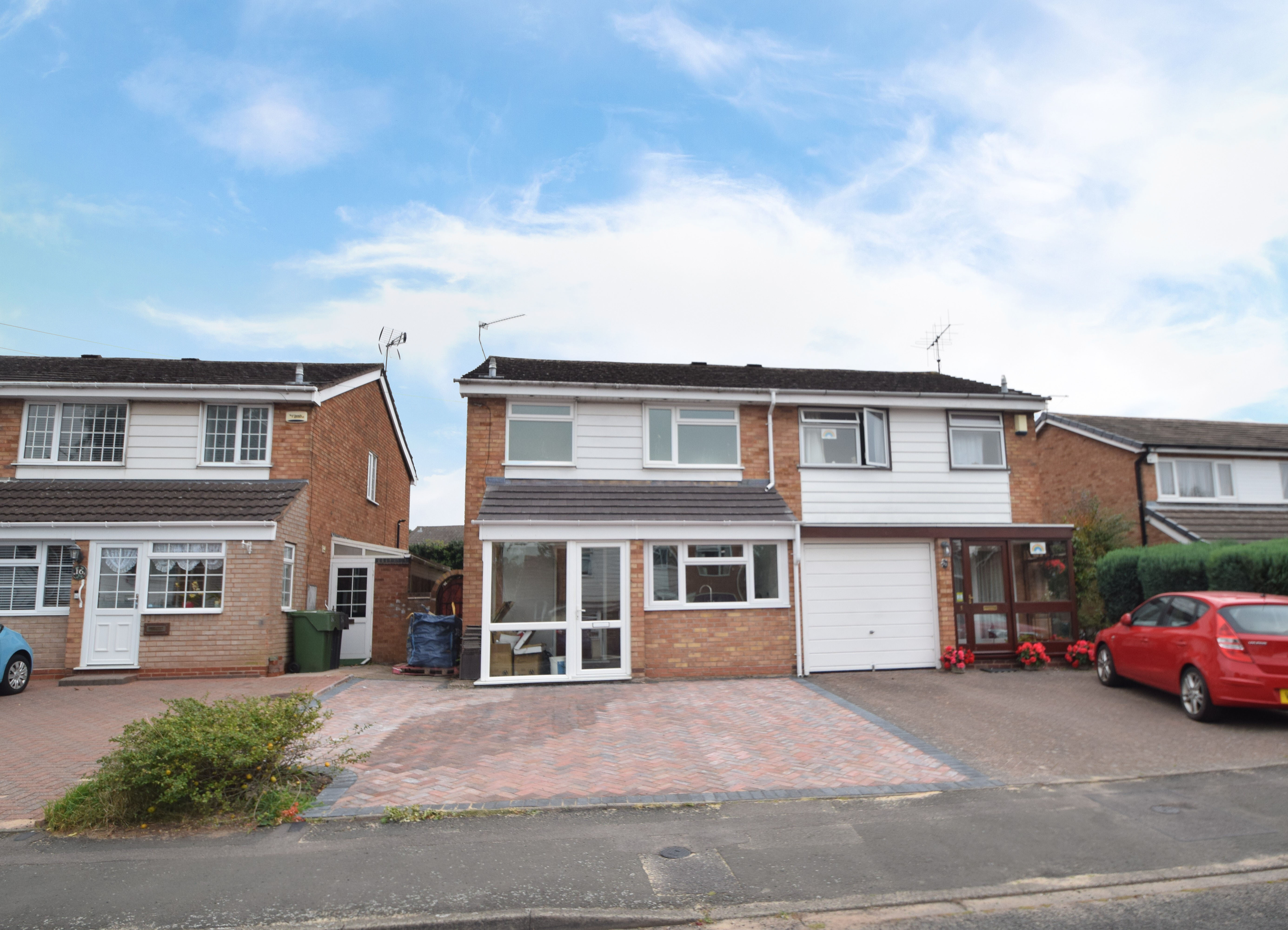 3 bed house to rent in Chadcote Way, Catshill 1