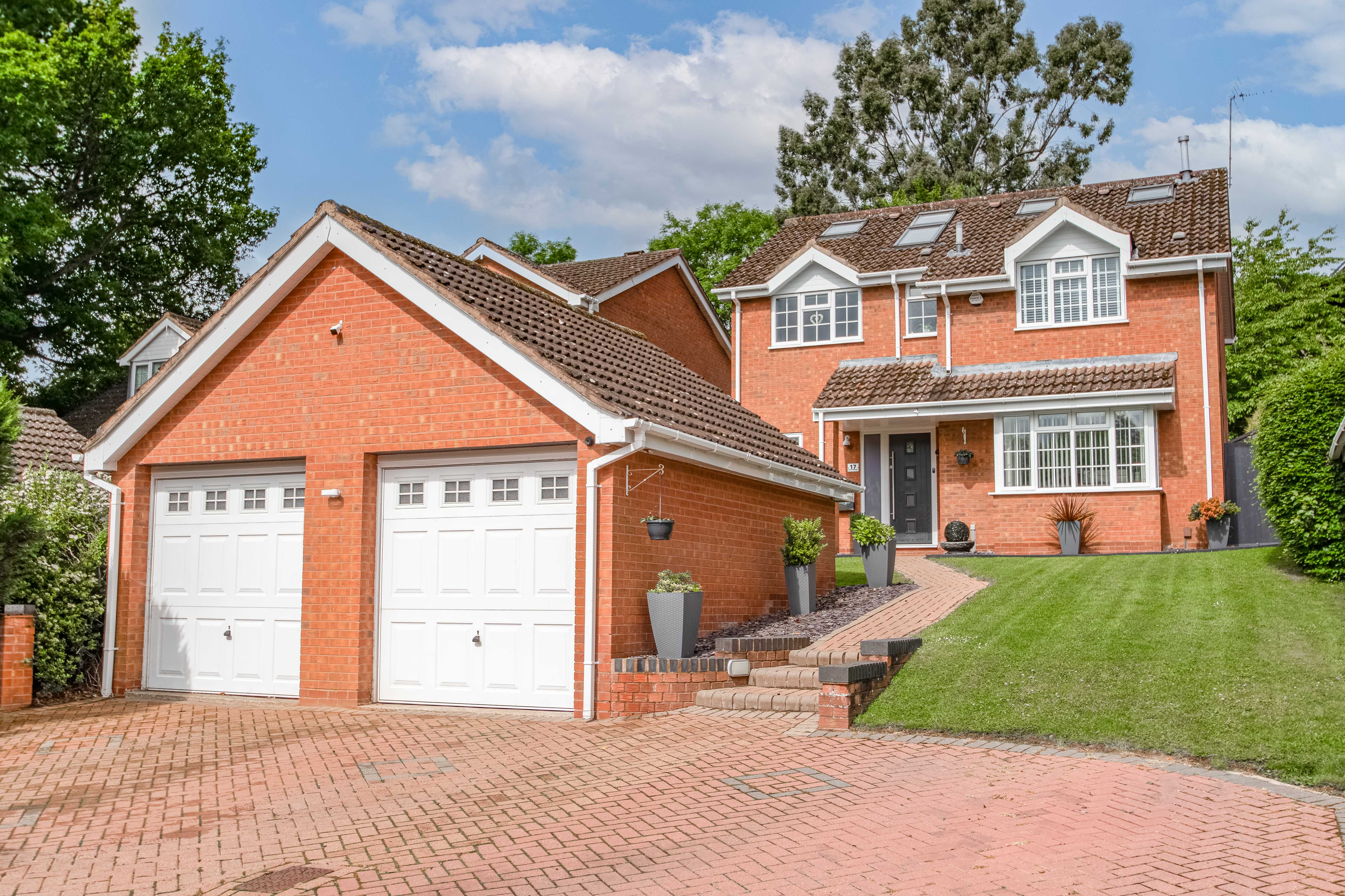 6 bed house for sale in Weatheroak Close, Redditch  - Property Image 1
