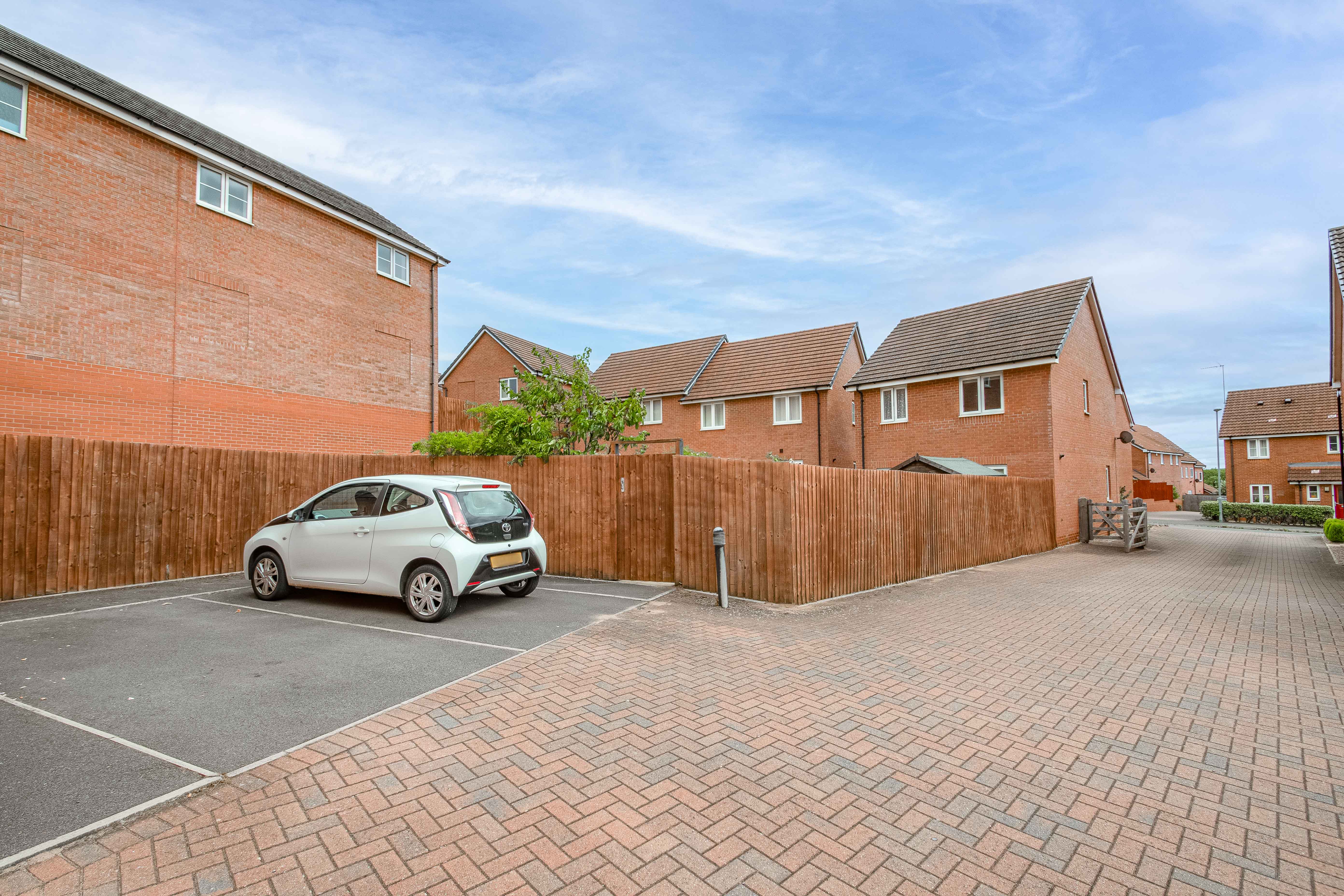 3 bed house for sale in Dovecote Close, Brockhill 1