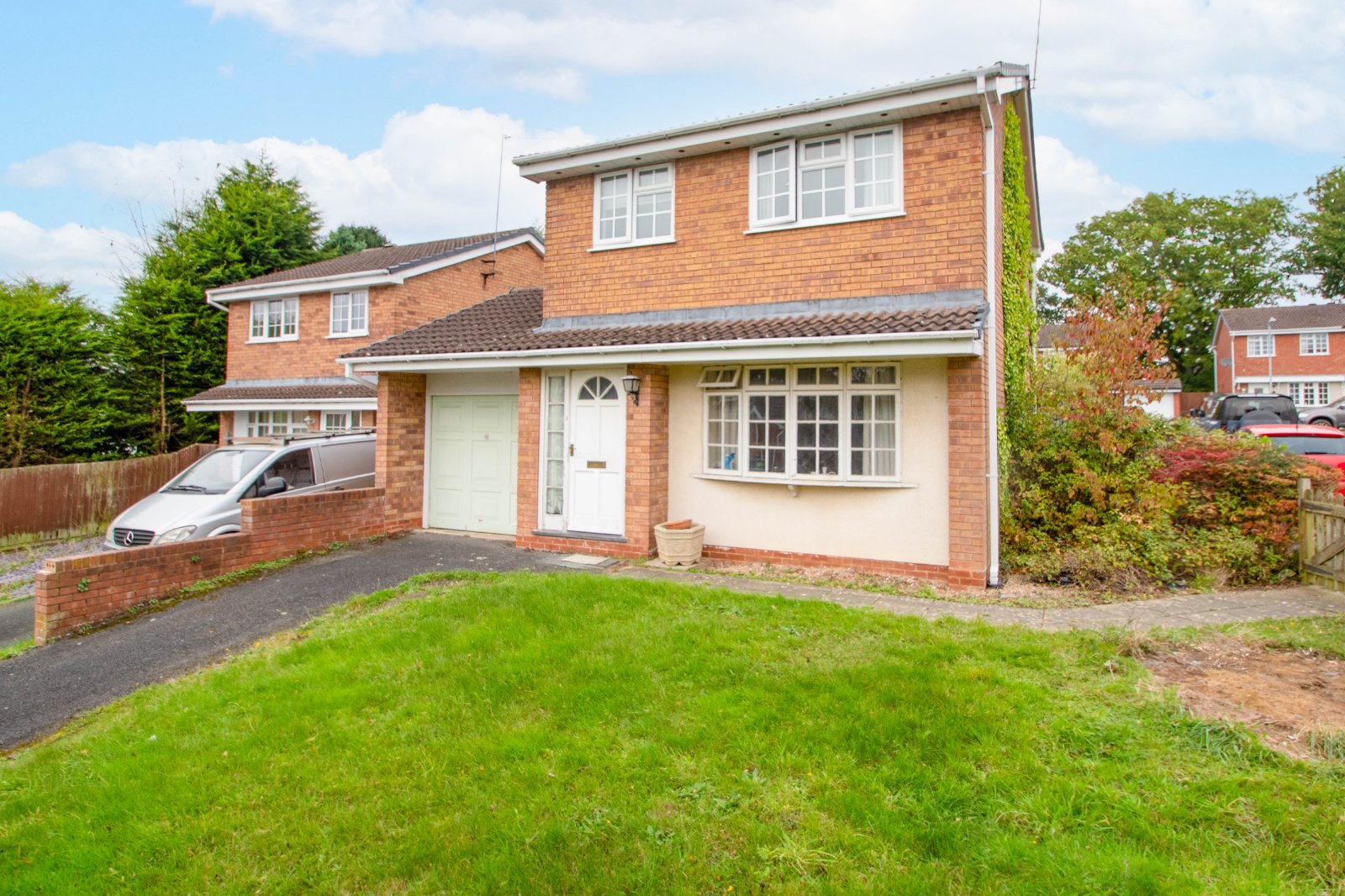 3 bed house for sale in Neighbrook Close, Webheath  - Property Image 1