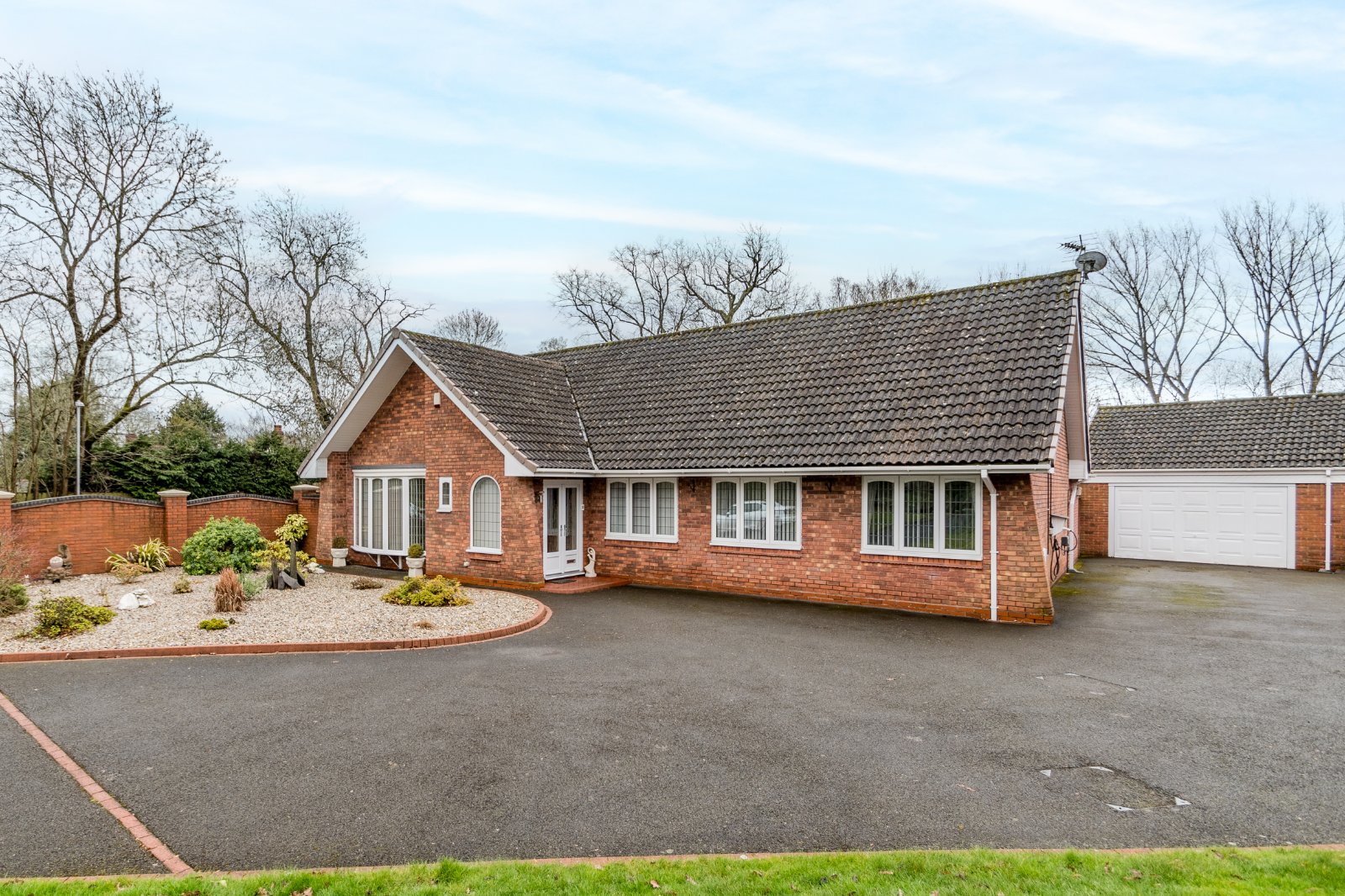 4 bed bungalow for sale in Icknield Street, Ipsley  - Property Image 1