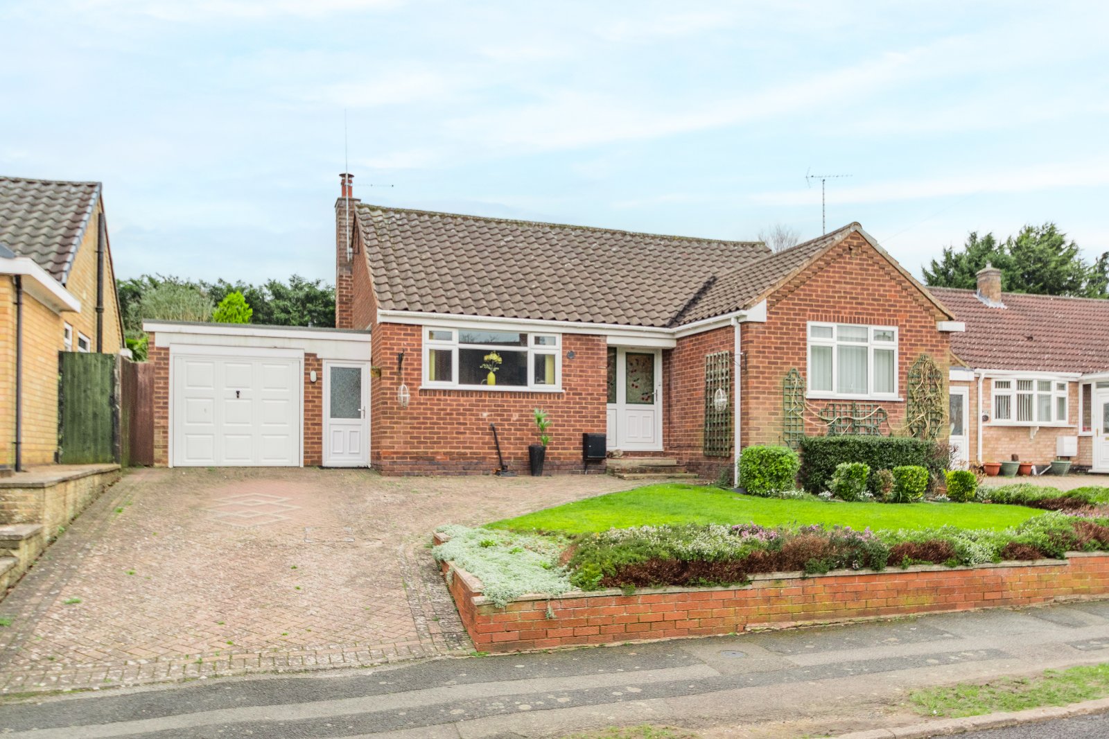 2 bed bungalow for sale in Tennyson Road, Headless Cross - Property Image 1