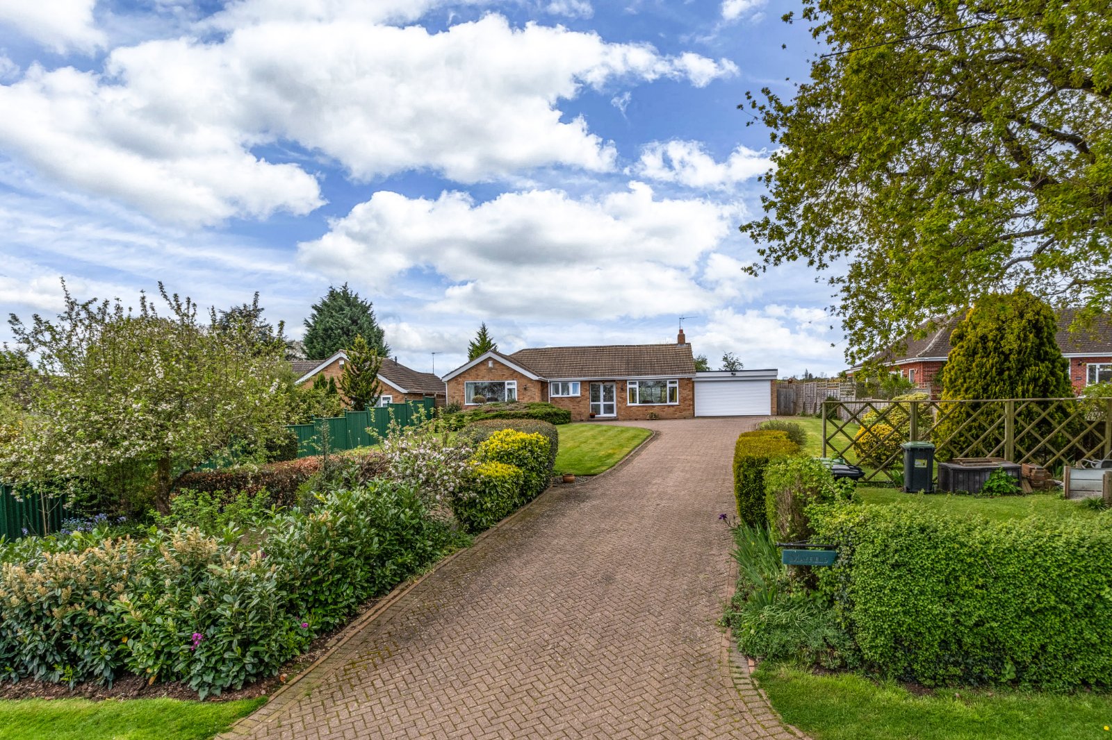 2 bed bungalow for sale in Oak Tree Lane, Sambourne - Property Image 1