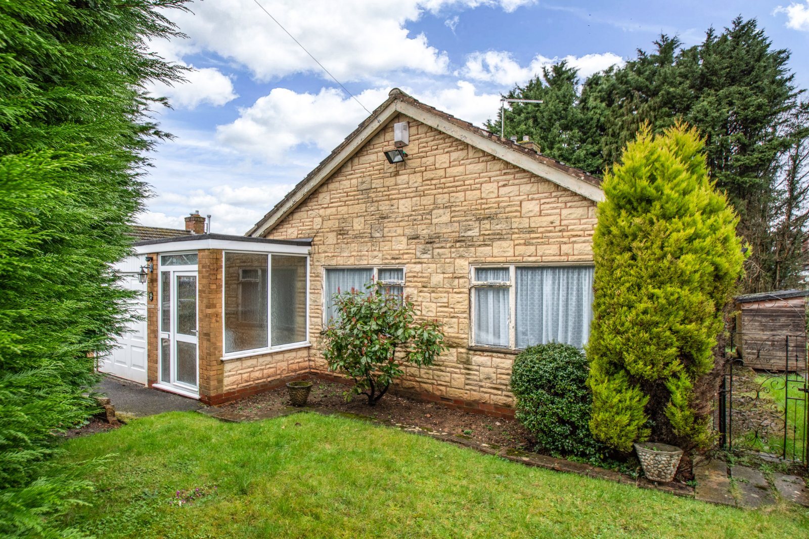 2 bed bungalow for sale in Western Hill Close, Astwood Bank - Property Image 1