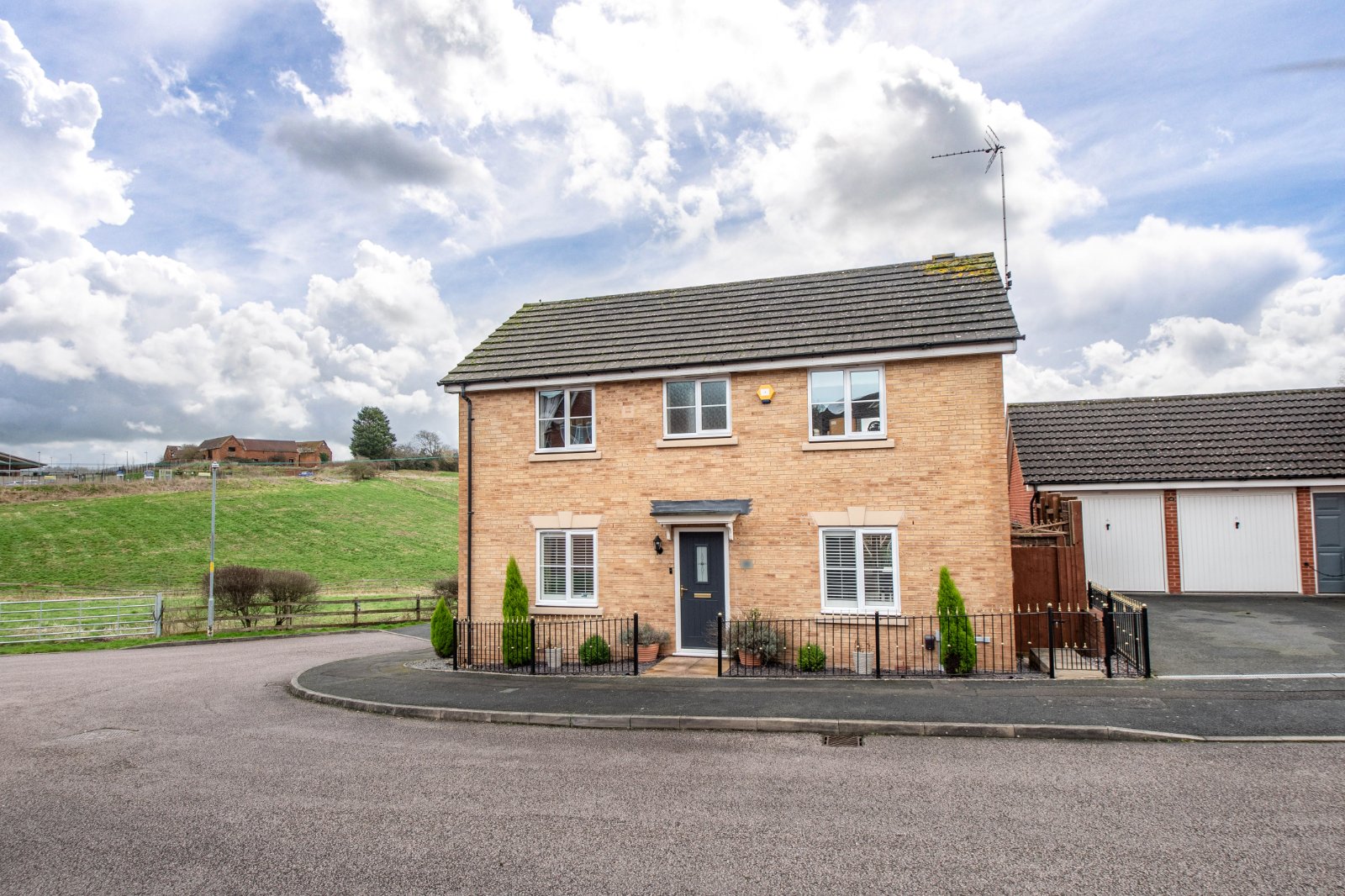 4 bed house for sale in Robins Lane, Redditch - Property Image 1