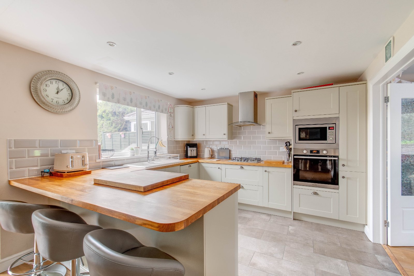 3 bed house for sale in Stapleton Close, Redditch 1
