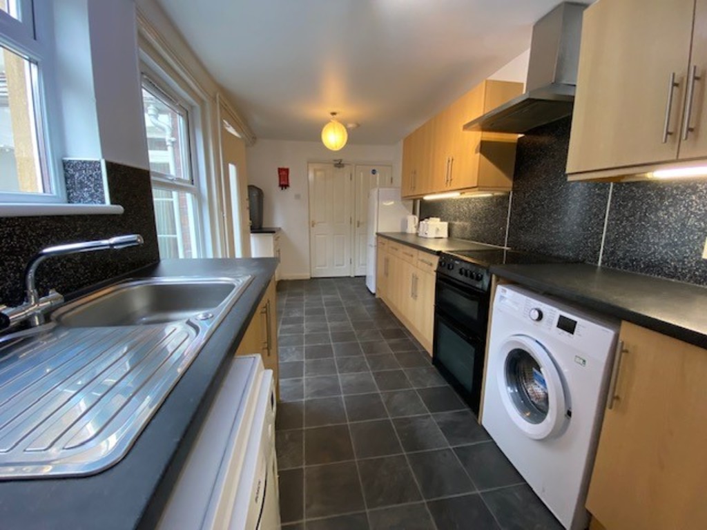 5 bed terraced house to rent in Priory Road, Devon 3