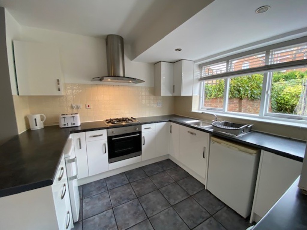 5 bed terraced house to rent in Monkswell Road, Exeter 1