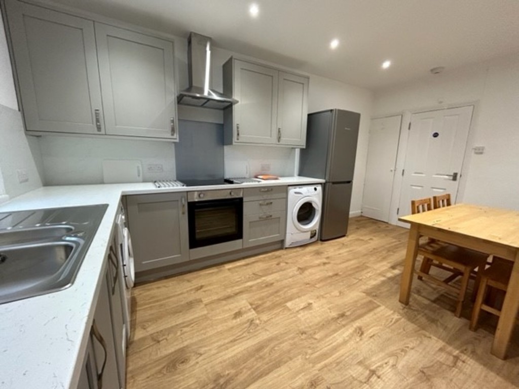 4 bed terraced house to rent in Danes Road, Exeter
