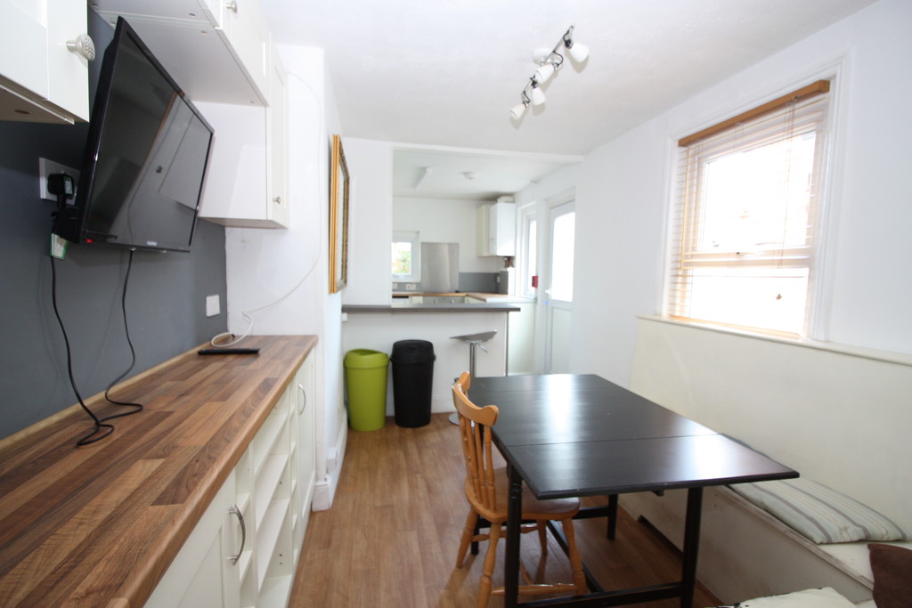 5 bed terraced house to rent in Park Road, Exeter 2