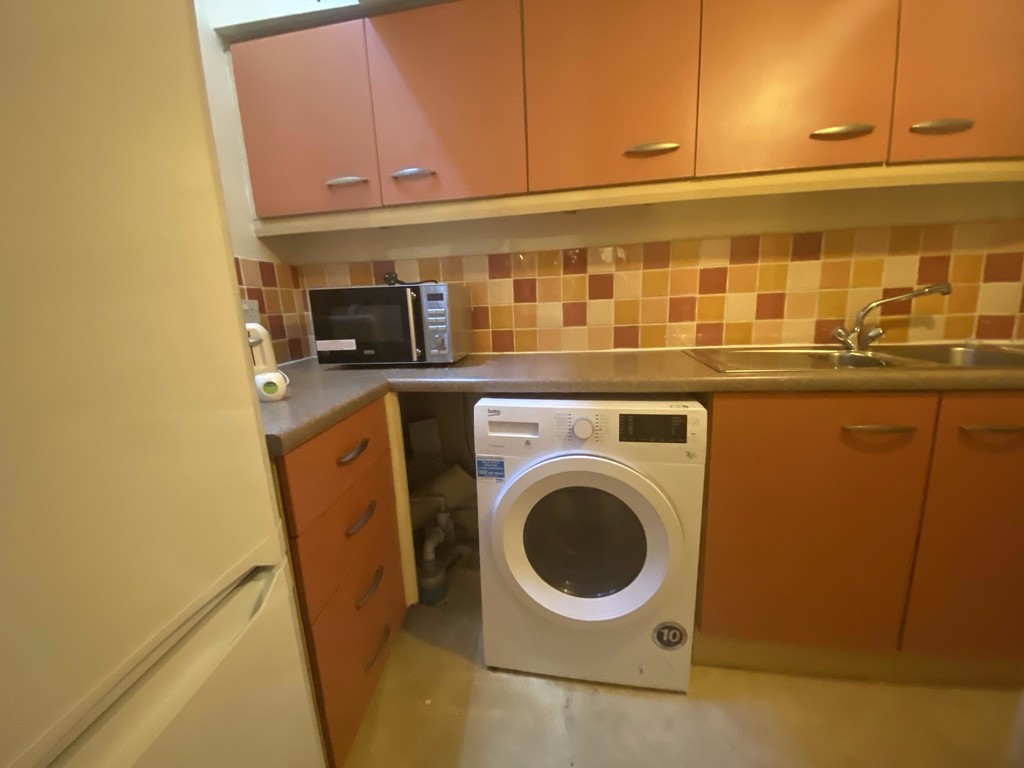 2 bed end of terrace house to rent in King Street, Devon 3