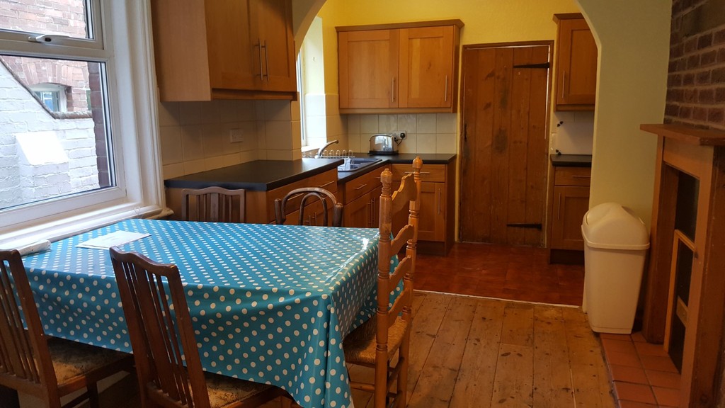 1 bed terraced house to rent in Raleigh Road, Devon 2