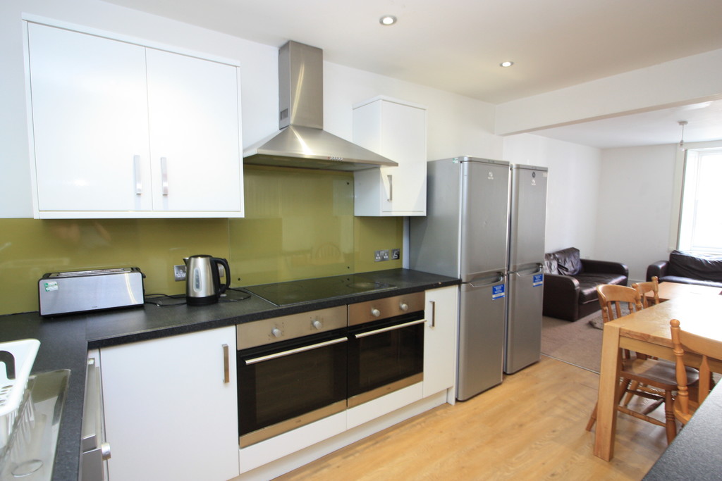 STUDENT PROPERTY 2025/2026
£169 per week per person, Excluding Bills
Rent advertised is per personWell-presented terraced house situated approx 20 minute walk from campus. The property includes a open plan kitchen/living room, 6 bedrooms, 2 shower rooms & rear courtyard