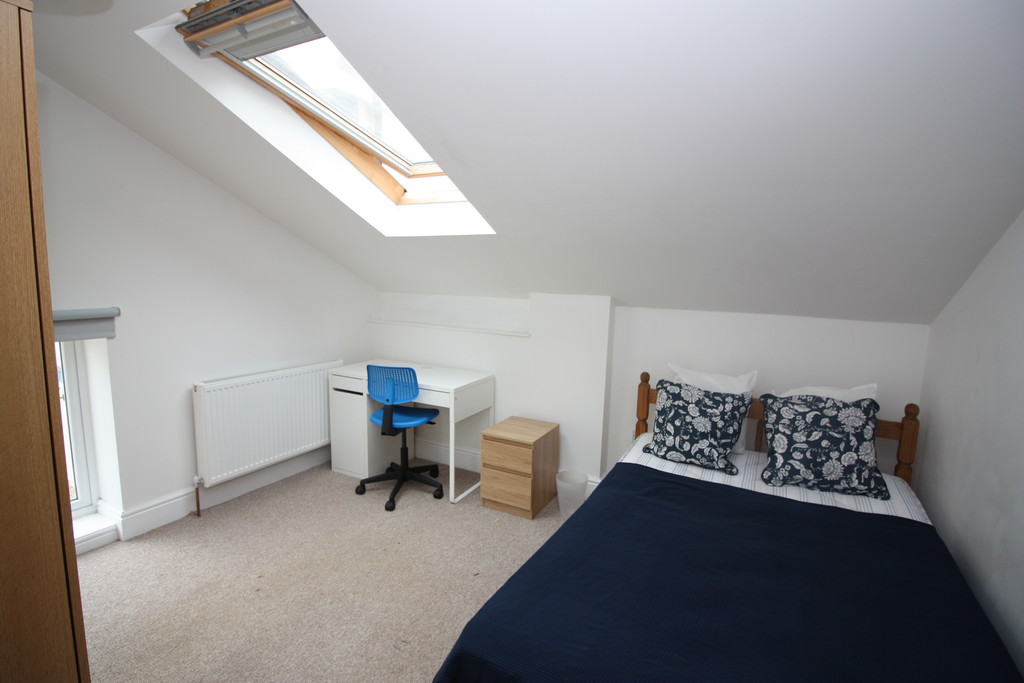 2 bed flat to rent in Clifton Rd 8