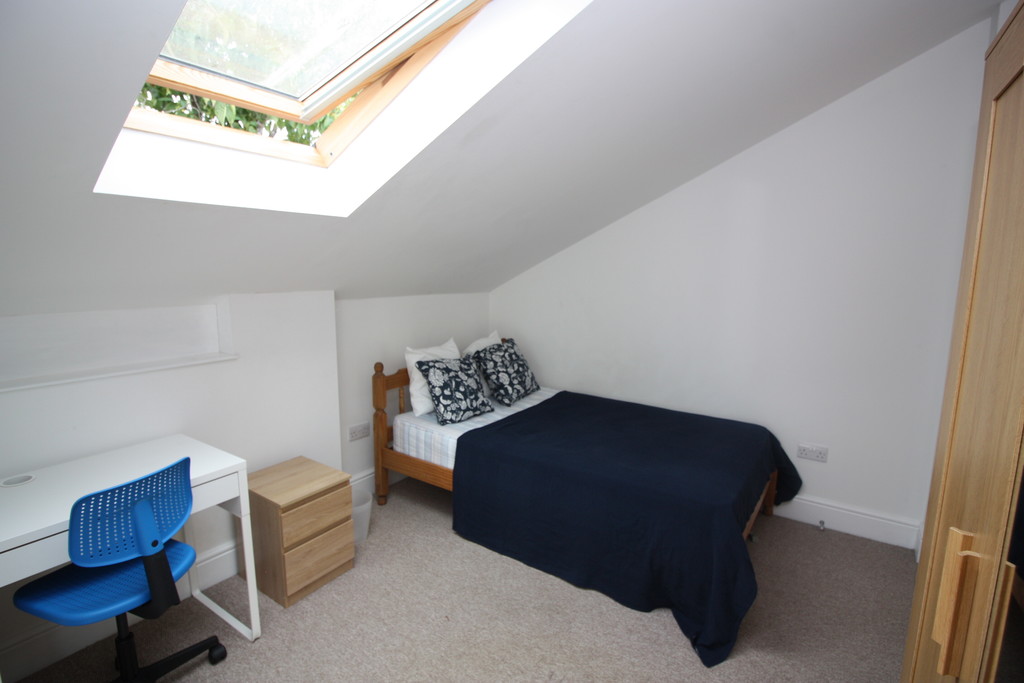 2 bed flat to rent in Clifton Rd 9